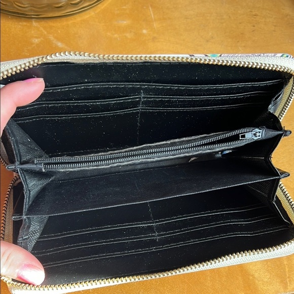 Hingham Women's Peacock Design Wallet - Cream and Black - Picture 5 of 6